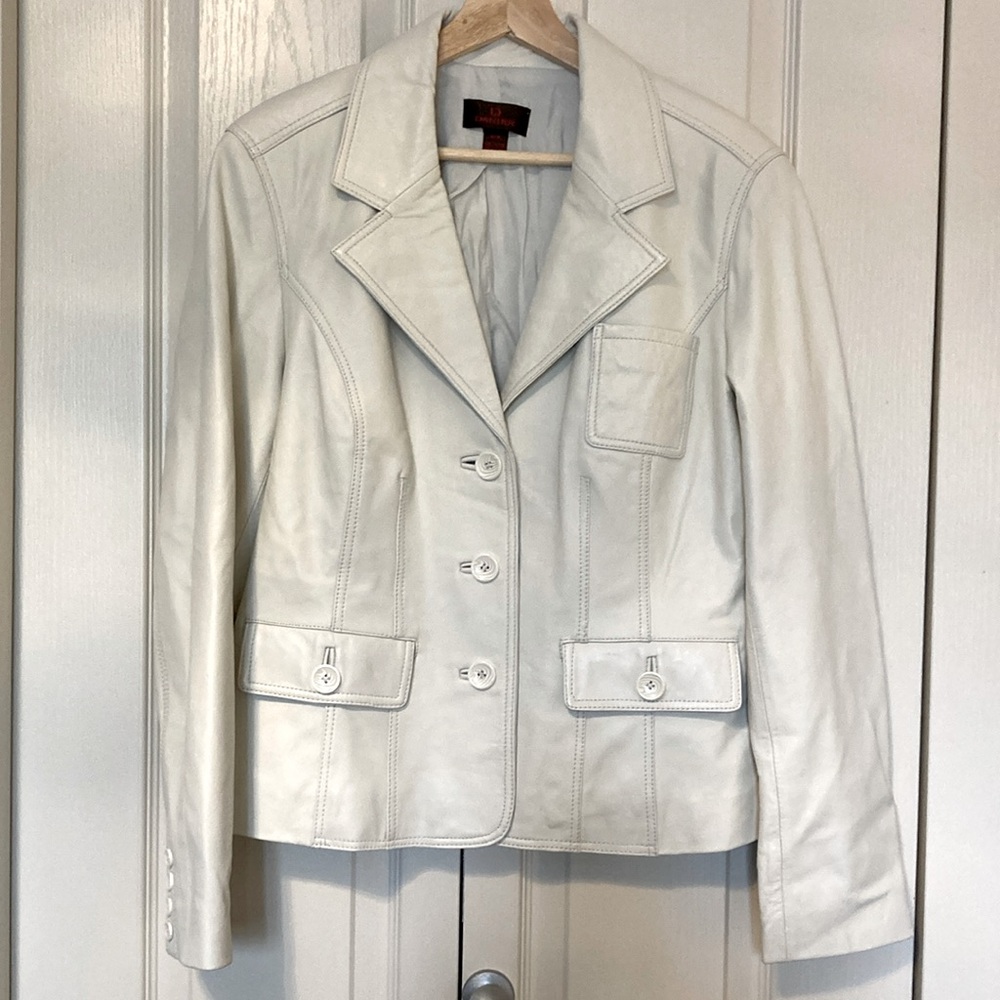 EUC Danier light cream coloured leather jacket. Blazer style. Size medium